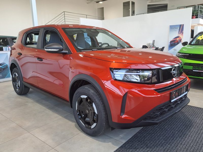 Opel Frontera v oranžové barvě v showroomu
